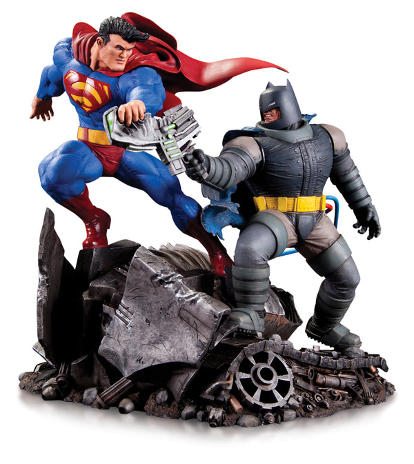 DKR BATMAN VS SUPERMAN MINI BATTLE STATUE